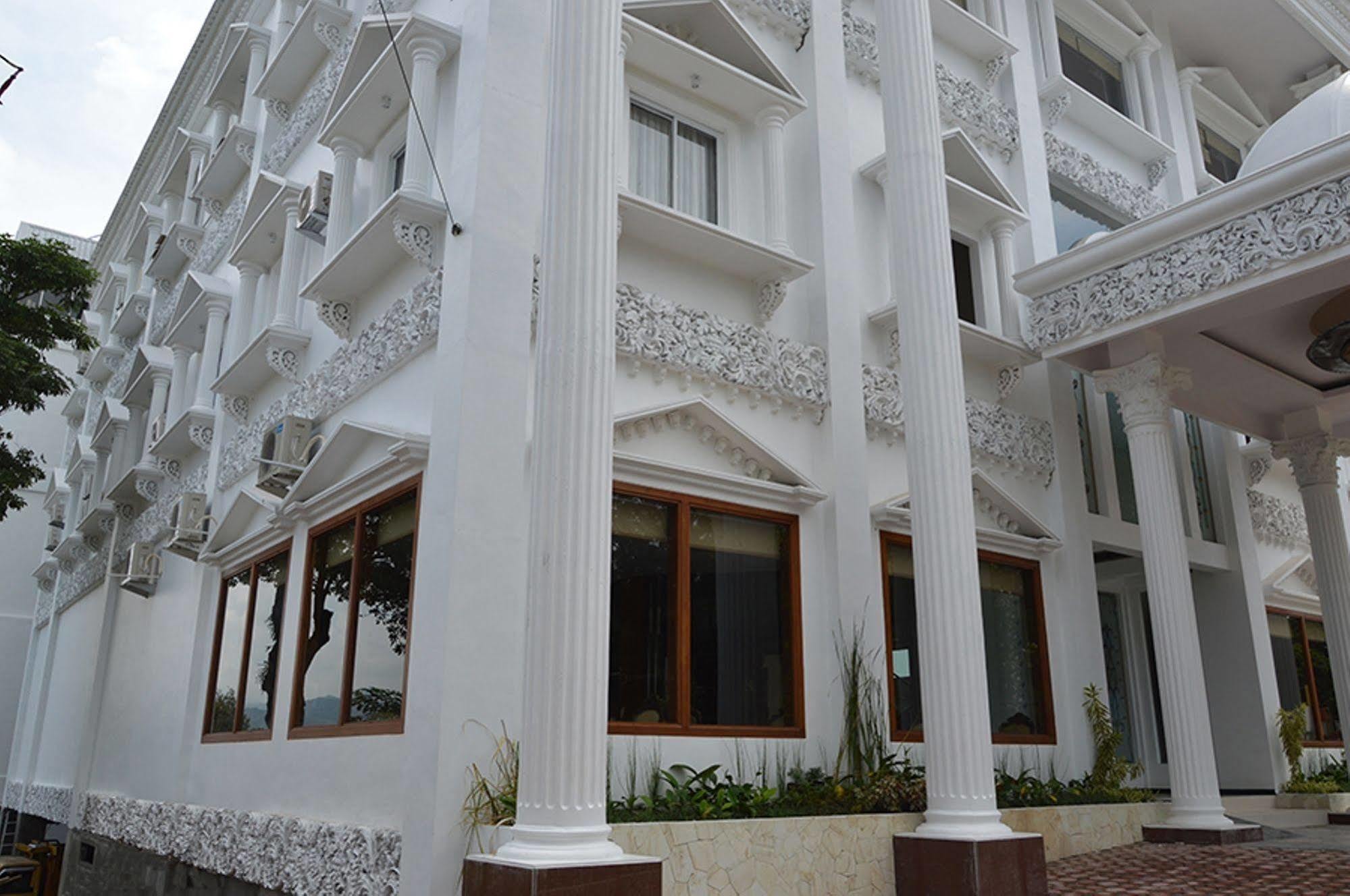 Hotel Safira Magelang Exterior photo